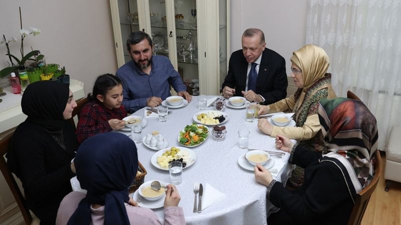 Cumhurbaşkanı Erdoğan, Ümraniye'de oturan Kılıçaslan Ailesi'ne konuk oldu