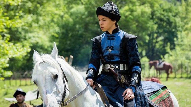 Diriliş Ertuğrul'un Şehzade Yiğit'i kocaman delikanlı oldu! Yakışıklılığıyla genç kızların kalbini çalıyor...