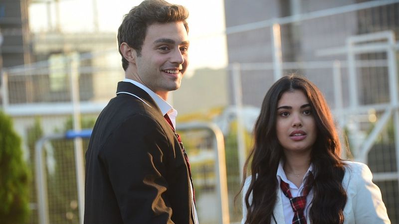 Kardeşlerim'in Süsen'i sere serpe kanepeye uzandı, o kare görenleri mest etti! 'Yaktın ortalığı güzellik'