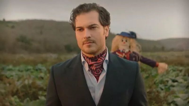 Çağatay Ulusoy'un yeni dizisi Süslü Korkuluk'un adı değişti! Yeni ismi bakın ne oldu