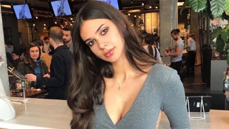 Defne Samyeli'nin kızı Deren Talu göbeğini açıkta bırakan kıyafetiyle şov yaptı! 'Analar neler doğuruyor'