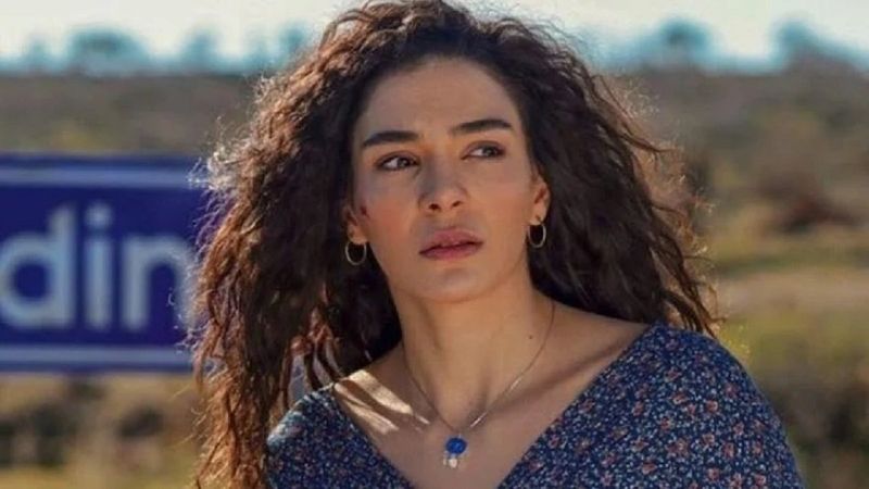 Hercai'nin yıldızı Ebru Şahin sere serpe yere uzandı, derin yırtmaçlı pozuyla akılları aldı! 'Hatun yıkılıyor'