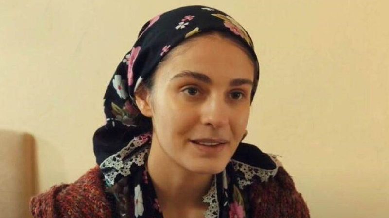 Gönül Dağı'nın Asya'sı yırtmaçlı elbisesiyle poz verdi, sosyal medya yıkıldı! 'Kız sen neymişsin böyle'