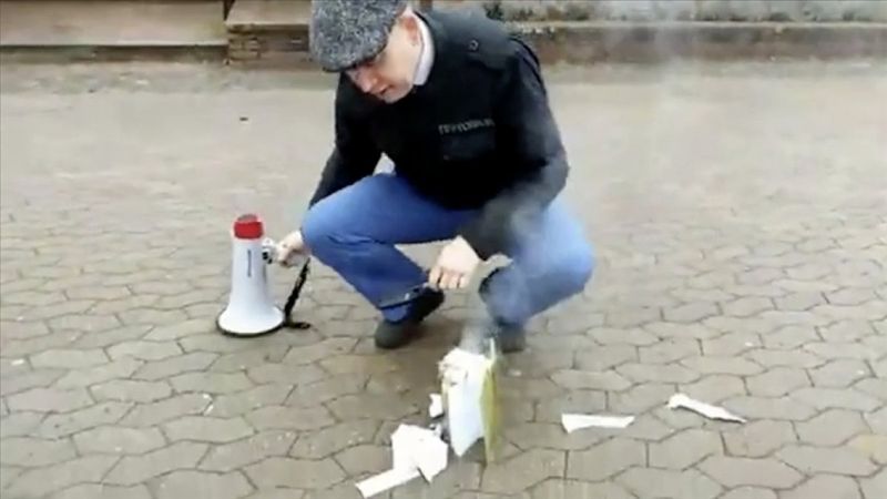 İsveç'te aşırı sağcı politikacıdan polis korumasında Kur'an-ı Kerim provokasyonu