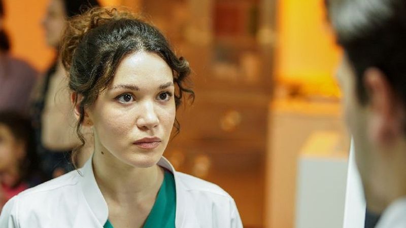 Hazal Subaşı dekolteli ve mini etekli pozlarıyla akılları baştan aldı! 'Aman Rabbim bu nasıl güzellik'