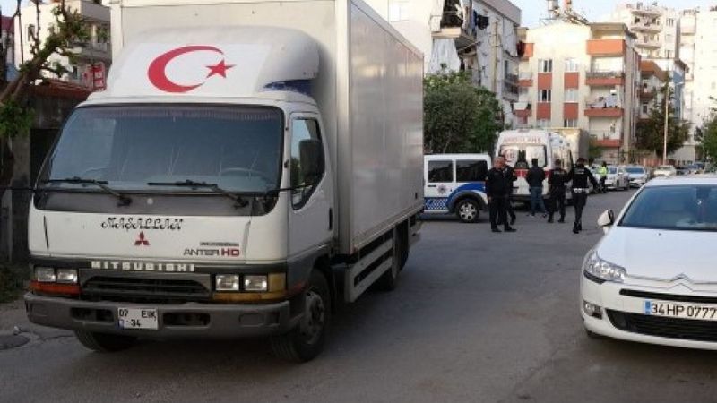 Antalya'da 2 yaşındaki kız çocuğu kamyonetin altında kaldı