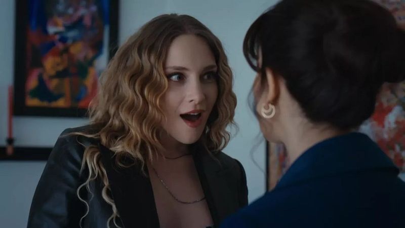 Mahkum'un Sasha'sı pembe elbisesini giydi, göbeğine kadar inen dekoltesiyle nefes kesti! 'Öldürdün bizi'