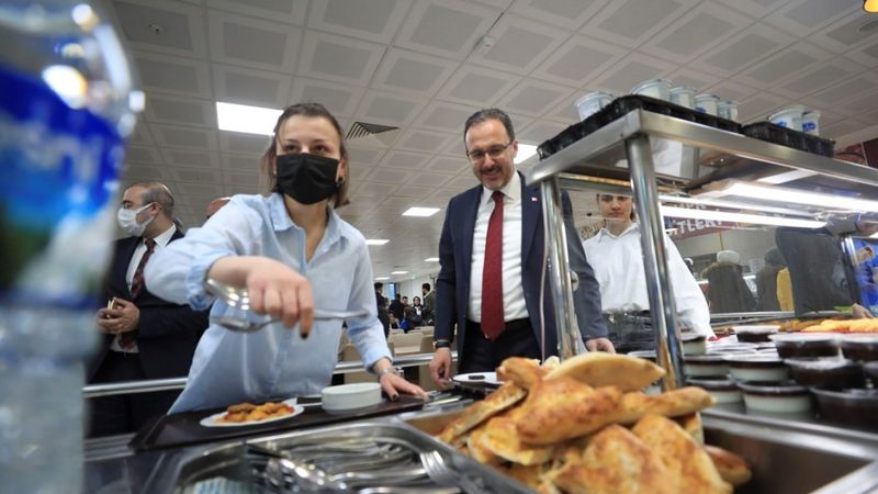 Bakan Kasapoğlu, Erzurum'da öğrencilerle bir araya geldi