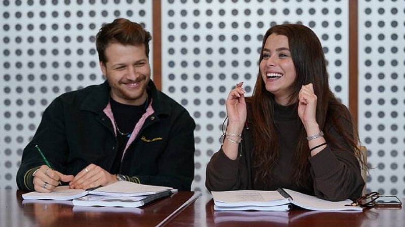 Başrolde İlayda Alişan ve Burak Yörük var! Seversin dizisi sete çıktı, ilk kareler mest etti