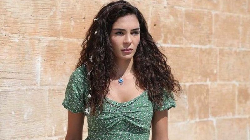 Hercai'nin Reyyan'ı Ebru Şahin göbeğini açıkta bırakan bluzuyla nefes kesti! 'Yaktın kavurdun bizi'
