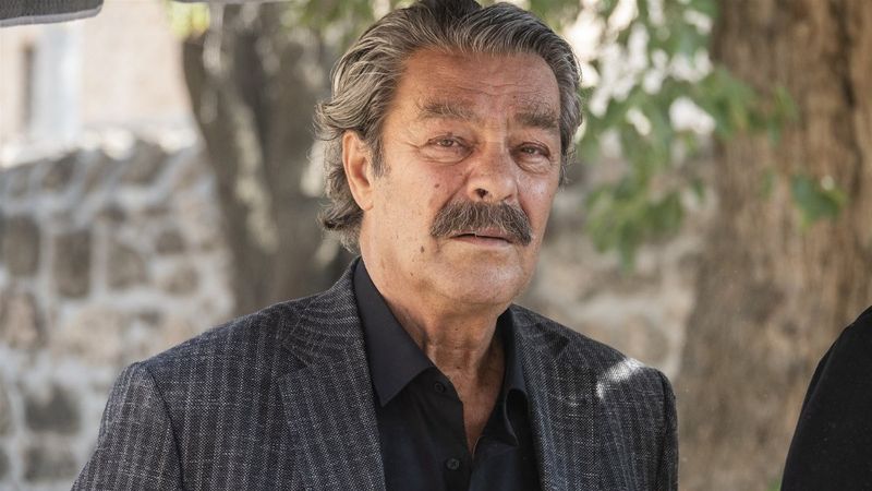 Ne evlendi, Ne ayrıldı! Kadir İnanır'ın 23 yıllık aşkı, Jülide Kural güzelliğiyle parmak ısırtıyor..