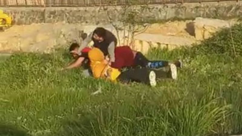 Arnavutköy'de iki grup birbirlerine kaldırım taşı ile saldırdı