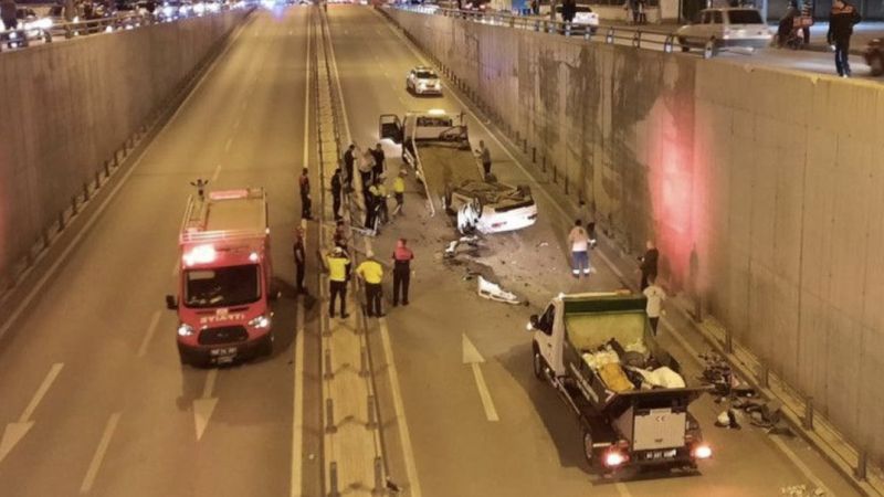 Osmaniye'de otomobil alt geçide düştü: 3 yaralı