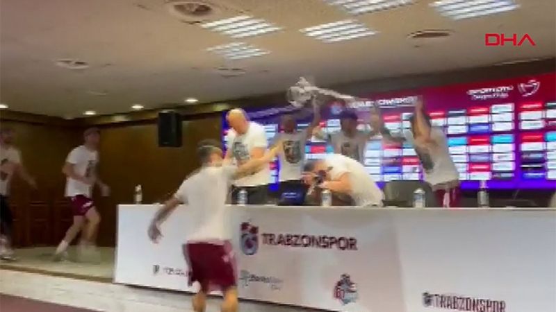 Trabzonsporlu futbolcular, basın toplantısındaki Abdullah Avcı'yı ıslattı