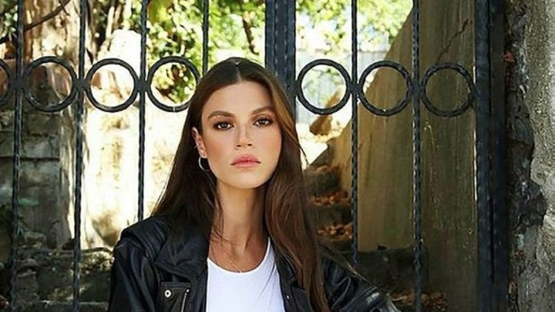 Arka Sokaklar'ın Zeliş'i artık sütyen takmıyor! Derin dekoltesi ve karın kaslarıyla akılları baştan aldı...