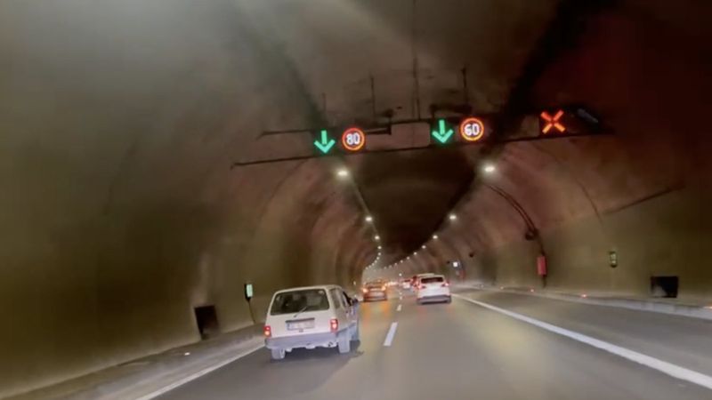 Trabzonspor'un şampiyonluğu kutlanırken, Üsküdar'da bir araçtan silah sıkıldı