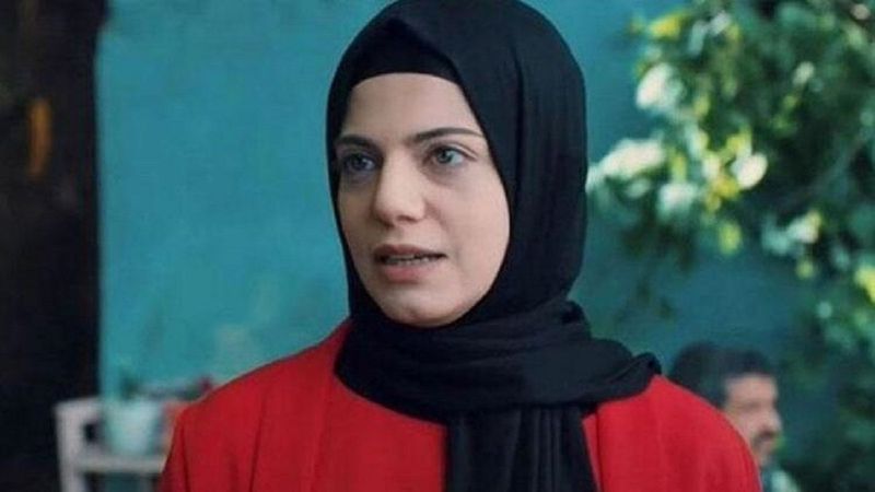 Gönül Dağı’nın Zeynep’i göbeğini açtı, dilini çıkarıp poz verdi! Tesettürsüz hali ağızları açık bırakıyor...