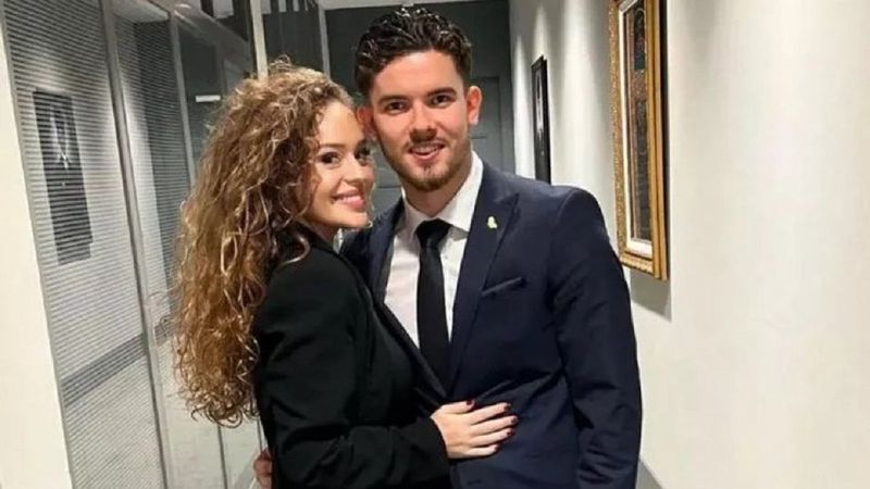 Ali Koç'tan 'Aferin' almıştı! Ferdi Kadıoğlu'nun sevgilisi vücudunu saran taytı ve dekoltesiyle akıl aldı