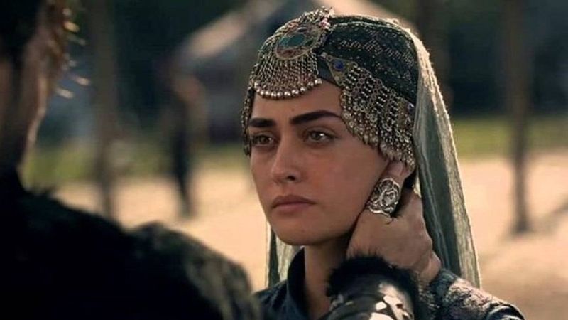 Diriliş Ertuğrul'un Halime Sultan'ı sere serpe kumsala uzanıp güneş banyosu yaptı! Görenlerin nutku tutuldu..