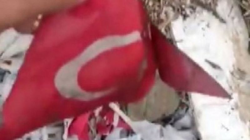 Eskişehir'de boş araziye atılan Türk bayrakları toplandı