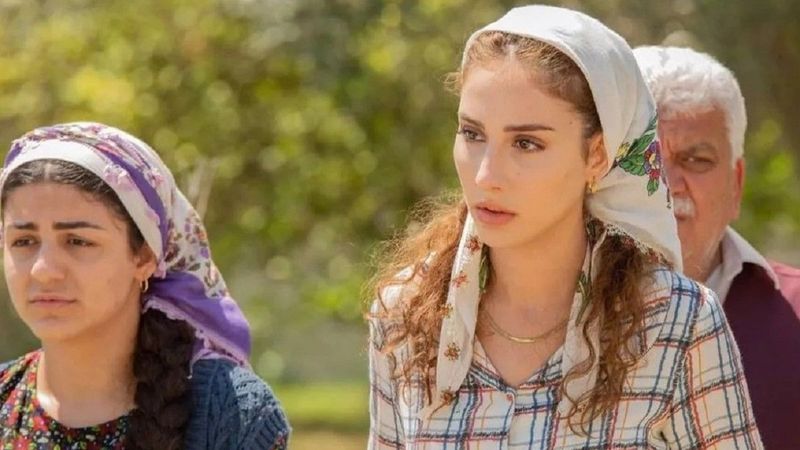 Bir Zamanlar Çukurova'nın Fadik'i derin dekolteli ve yırtmaçlı pozlarıyla akıl aldı! Diziyle alakası yokmuş...