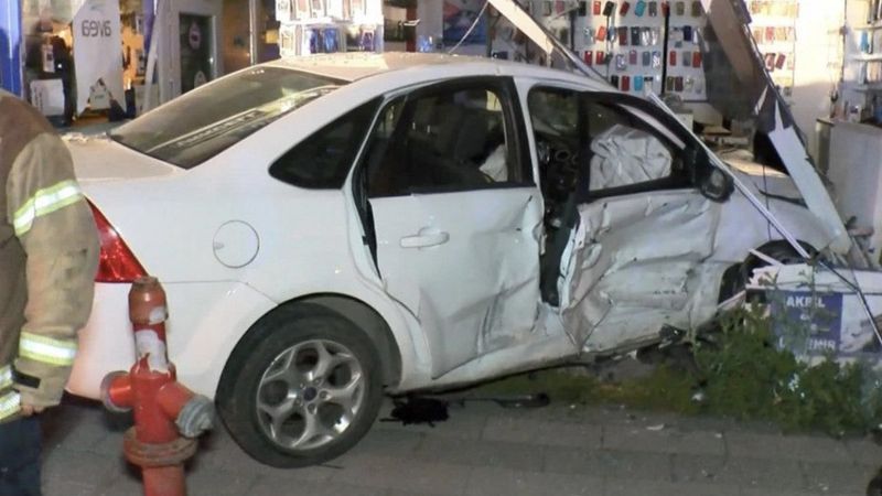 Çekmeköy'de çarpışan otomobillerden biri iş yerine girdi