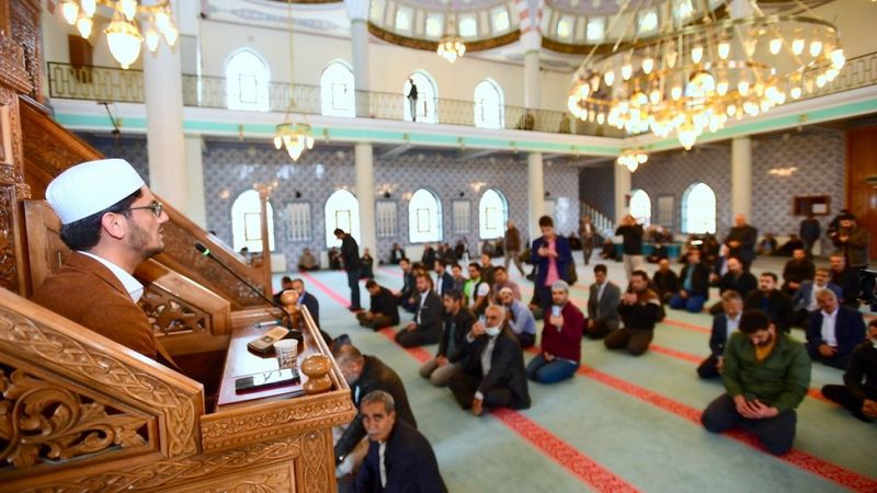 Dünya birincisi Muhsin Kara, Van'da ezan okudu