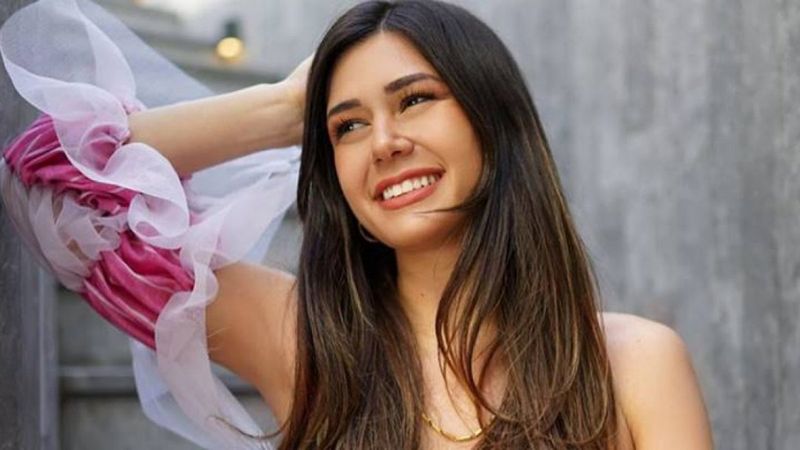 Sibil Çetinkaya kasığına kadar yırtmacı ve kıvraklığıyla akılları baştan aldı! 'Hiç giyinmeseydin'