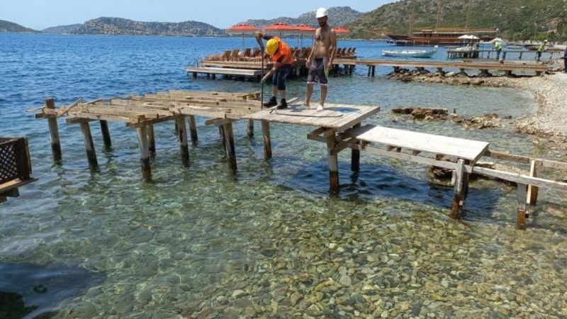 Marmaris'te kaçak iskeleler yıkılıyor
