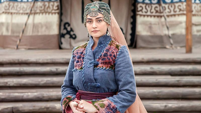 Diriliş Ertuğrul'un Halime'si salına salına yürüdü, göğüs dekoltesiyle akılları aldı! 'Etrafı göremedik'