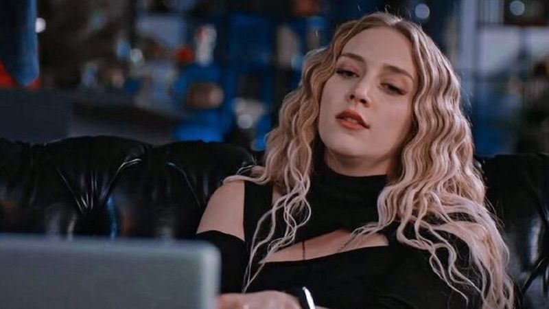 Mahkum'un Sasha'sı dekolteli ve yırtmaçlı elbisesini giydi, frikik vermesine ramak kaldı! 'Taş gibi kadınsın'