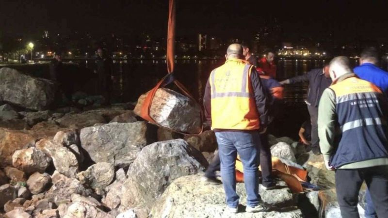 Kadıköy'de sahilde kafası kayalıklara sıkışan genç kurtarıldı