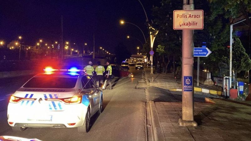 Kocaeli'de 'Polis aracı çıkabilir' tabelasının altında otomobil ile motosikletli polis kaza yaptı