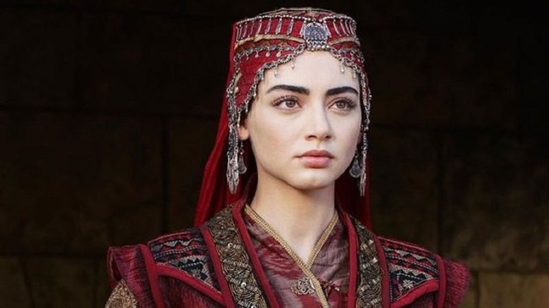 Kuruluş Osman'ın Bala'sı kalçasına kadar uzanan saçlarıyla salına salına yürüdü! Osman Bey'i çatlatan pozlar..