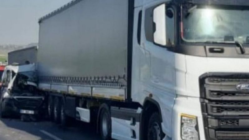 Mersin'de tıra arkadan çarpan çekicinin sürücüsü öldü