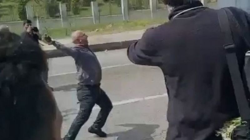 HDP'li vekil Alican Önlü'den polislere taşlı saldırı