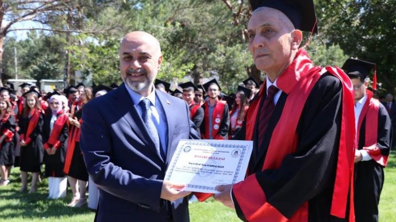 Erzincan'da 77 yaşındaki kişi hukuk fakültesini bitirdi