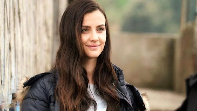 İrem Helvacıoğlu bembeyaz tenine giydiği derin göğüs dekolteli elbisesiyle ortalığı yıktı! 'Ateş ediyorsun'