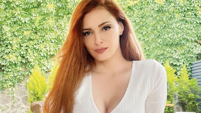 Mine Tugay sere serpe merdivenlere uzandı, mini elbisesiyle yaktı geçti! Görenlerin dili tutuldu...