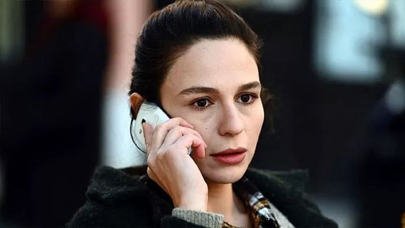 Annenin Sırrıdır Çocuk'un Meryem'i göbeğine kadar inen derin dekoltesiyle ortalığı yıktı! 'Cuk oturmuş'