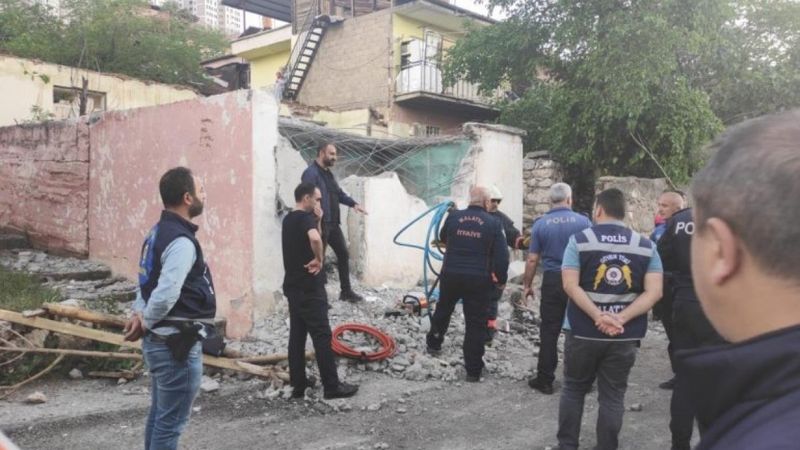 Malatya'da metruk binanın duvarı çöktü: 1 ölü