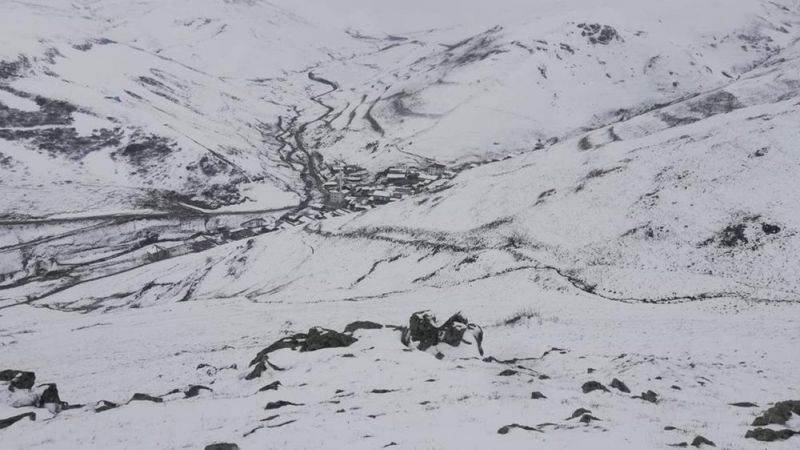 Bayburt'un yüksek kesimlerine kar yağdı