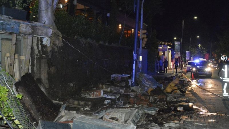 Beşiktaş'ta istinat duvarı çöktü