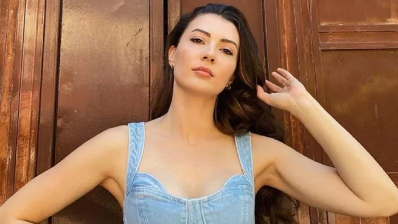 Burcu Özberk ceket içine sütyen giydi, derin dekoltesiyle ortalığı kasıp kavurdu! 'Taş gibi kadınsın'