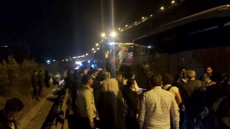 Kocaeli'de bir minibüs ve iki yolcu otobüsü kazaya karıştı: 4 yaralı