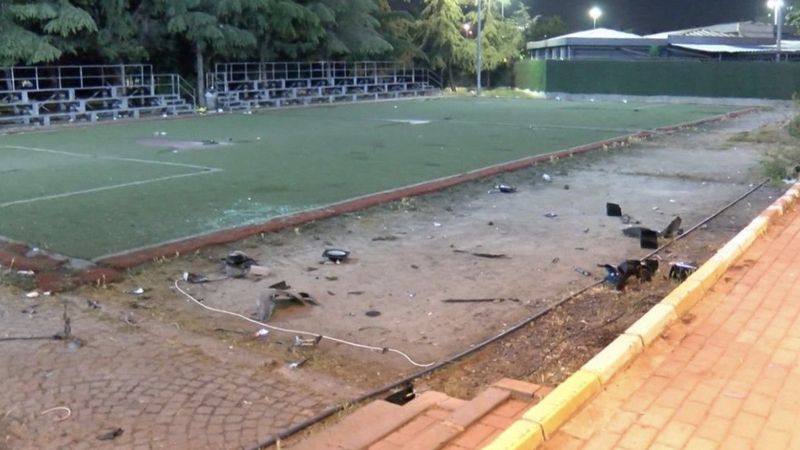 Küçükçekmece'de kontrolden çıkan otomobil, halı sahaya girdi