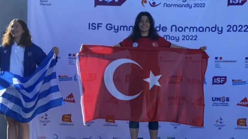 Dünya şampiyonu yüzücü Mehlika çiçeklerle karşılandı