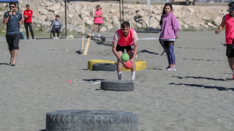 Van'da gençler 'univivor' yarışlarıyla eğlendi