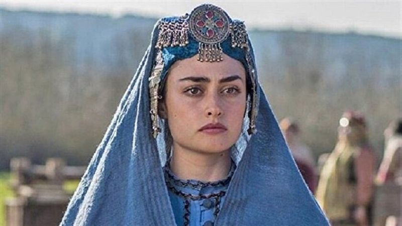 Diriliş Ertuğrul'un Halime'si göbeğine kadar inen dekoltesiyle güneş banyosu yaptı! Bakan gözünü alamadı