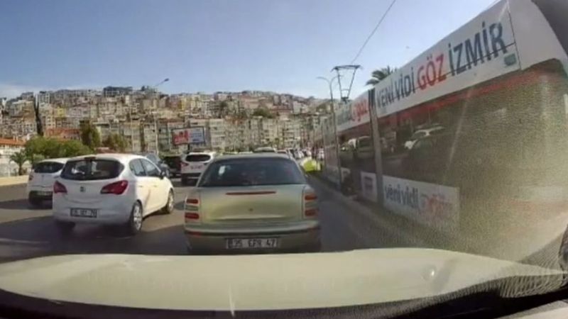 İzmir'de küçük kız, sahile gitmek isterken tramvayın altında kaldı